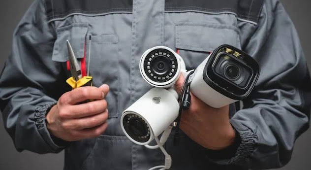 Technicien tenant des caméras de vidéosurveillance